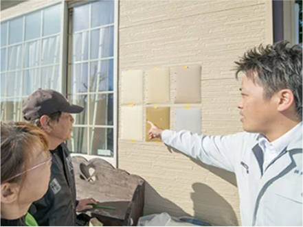 写真：見本色を実際に太陽光の元で見せているところ